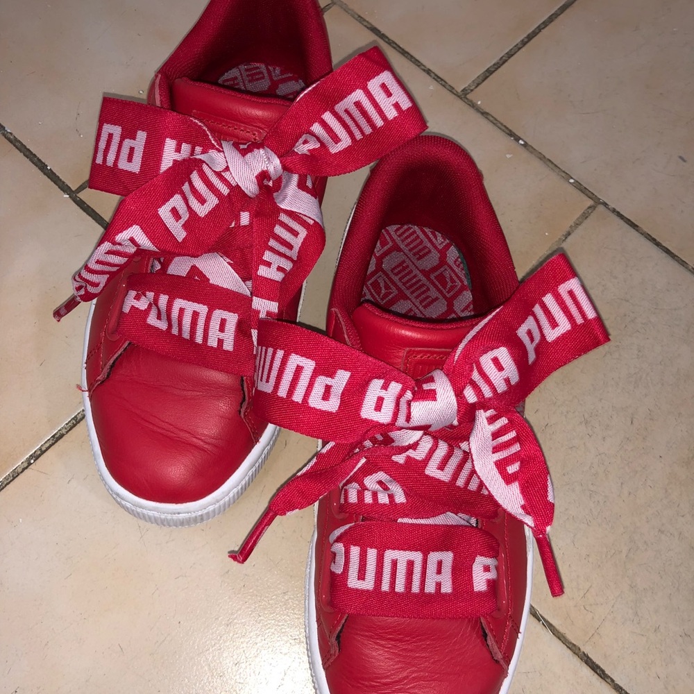 Lightly worn RED puma sneaker size 7. See images